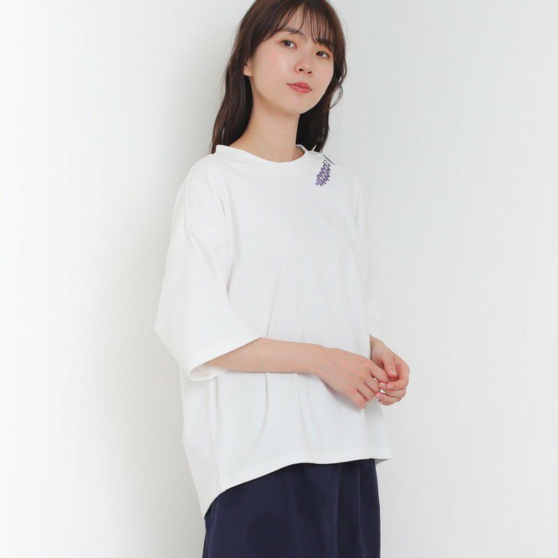 30％OFF】［ON SEVEN DAYS］ラベンダーネック刺繍Tシャツ／オン